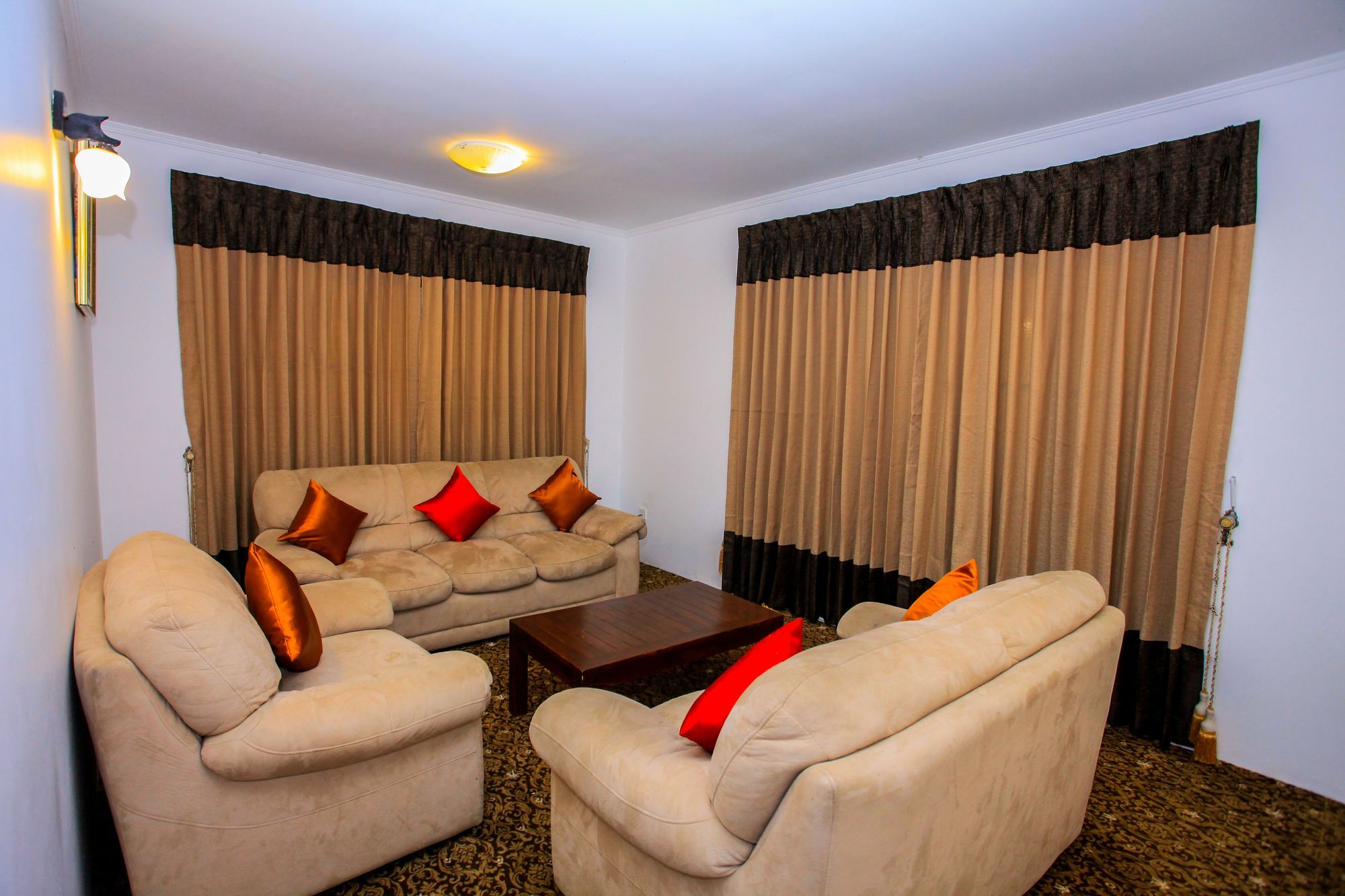 La Cottage Boutique Hotel & Restaurant Νουβάρα Ελίγια Εξωτερικό φωτογραφία