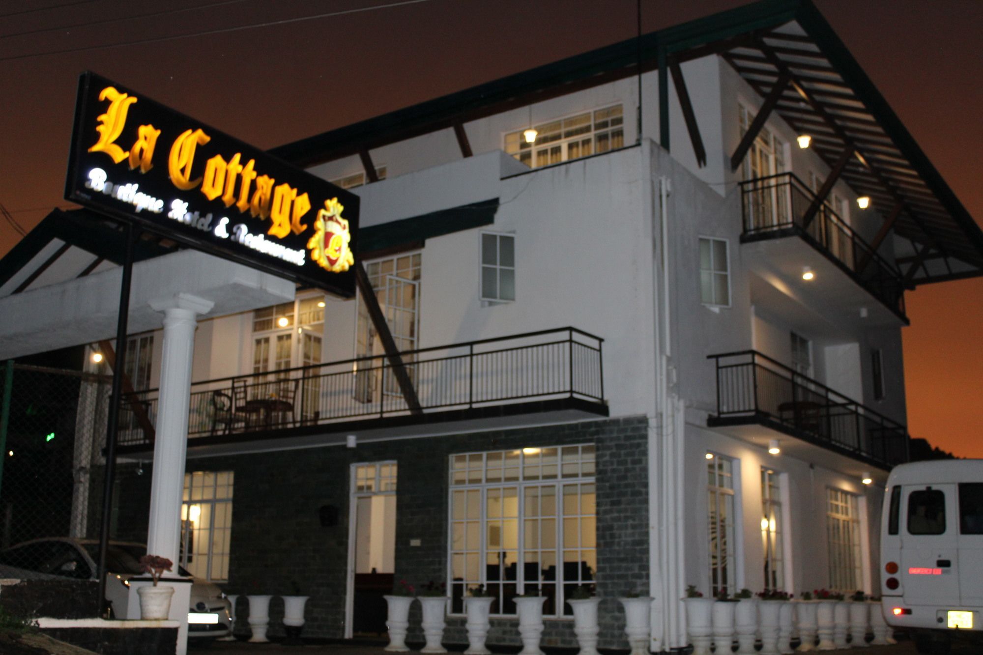 La Cottage Boutique Hotel & Restaurant Νουβάρα Ελίγια Εξωτερικό φωτογραφία